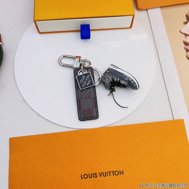 新款 独家原单 配送图片全套专柜包装 新款 Louis Vuitton 夏季新款 黑格aj球鞋钥匙扣 包包挂件 顶级进口材质 五金为进口钢 原版logo 确实精